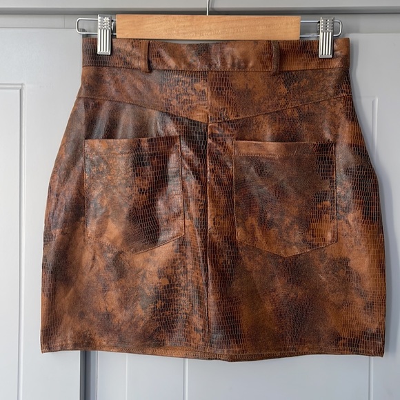 Faux leather snakeskin mini skirt - Picture 2 of 5